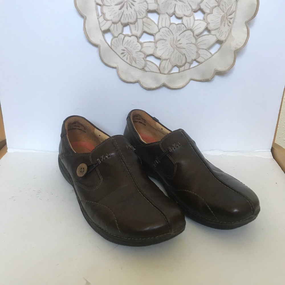 Clark Slip on Split toe walking shoe